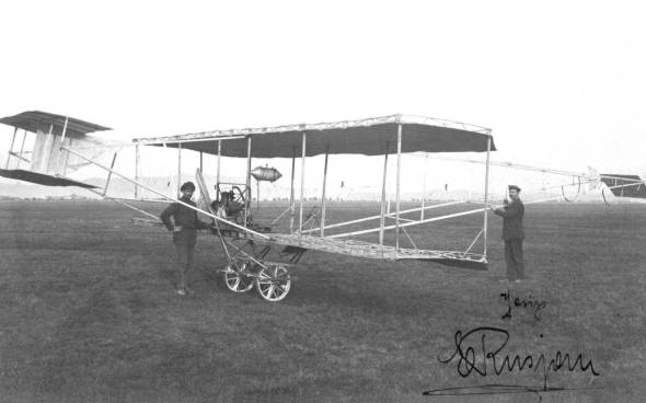 Edvard Rusjan pred prototipom letala Eda I.